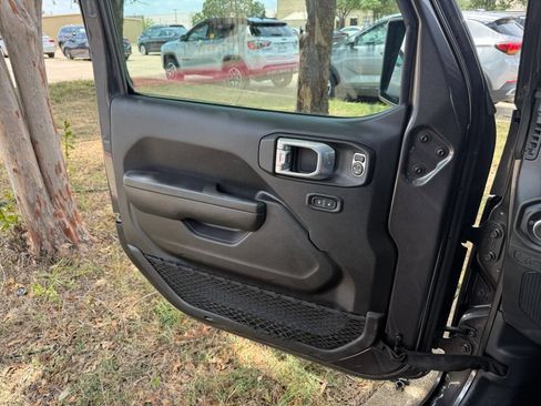 Used 2025 Jeep Wrangler Unlimited Sport AWD/4WD image 18