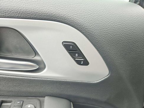 Used 2025 Chrysler Pacifica Limited FWD image 42