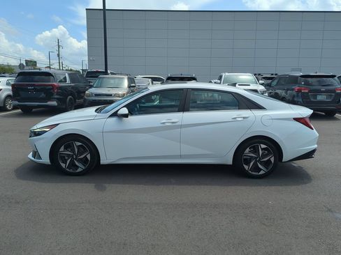 Used 2023 Hyundai Elantra Limited FWD image 4