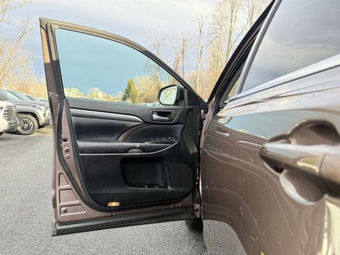 Used 2017 Toyota Highlander Limited image 25