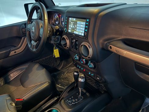 Used 2016 Jeep Wrangler Unlimited Sahara image 27