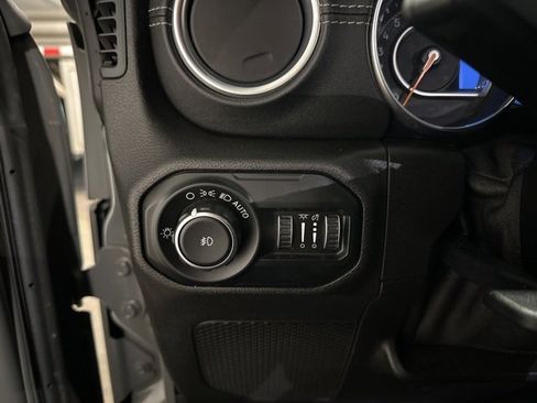 Used 2019 Jeep Wrangler Unlimited Sahara image 16