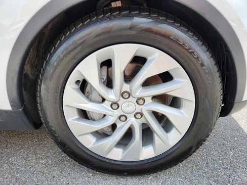 Used 2025 Land Rover Discovery S image 5