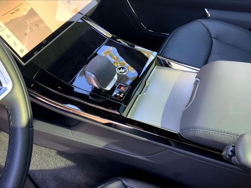 Used 2025 Land Rover Range Rover Sport image 16