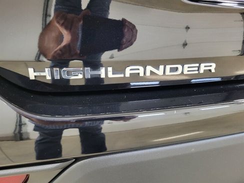 Used 2024 Toyota Highlander XLE AWD/4WD image 19