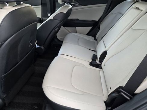 Used 2023 Kia Sportage EX image 28