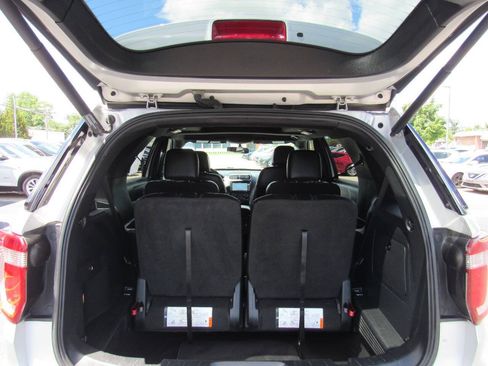 Used 2017 Ford Explorer XLT w/ Equipment Group 202A AWD/4WD image 28