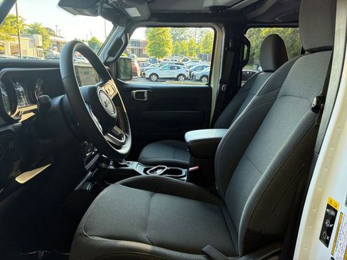 Used 2025 Jeep Wrangler Unlimited Sahara AWD/4WD image 30