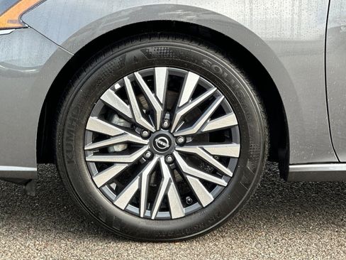 Used 2025 Nissan Altima 2.5 SV FWD image 29