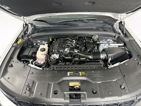 Used 2024 Jeep Grand Cherokee Limited w/ Black Appearance Package image 32