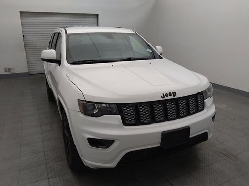 Used 2017 Jeep Grand Cherokee Altitude image 14