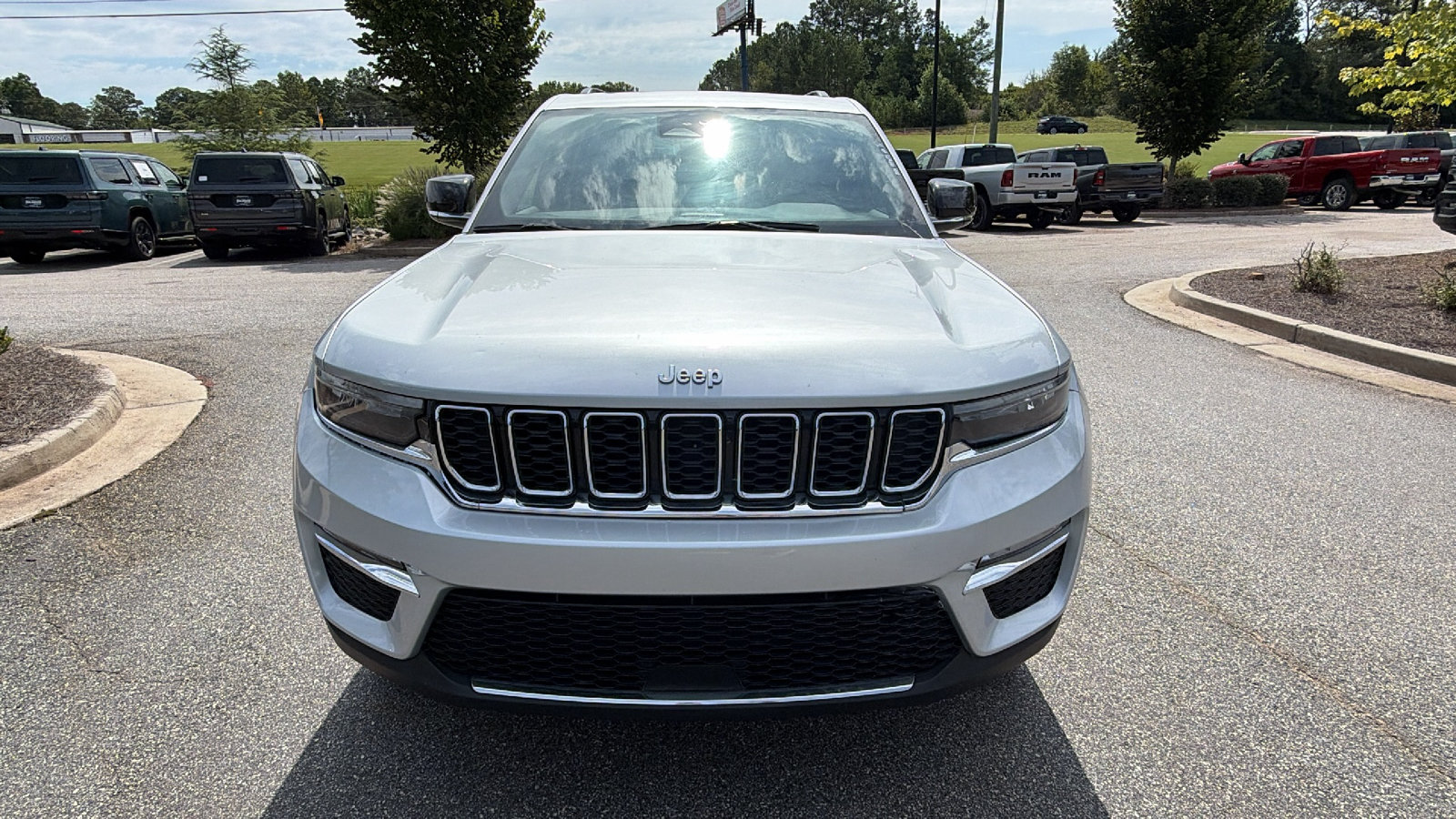 Used 2024 Jeep Grand Cherokee Limited 4xe AWD/4WD image 3