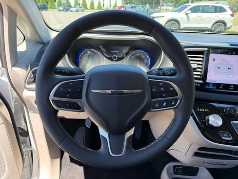 Used 2024 Chrysler Pacifica Touring-L FWD image 15