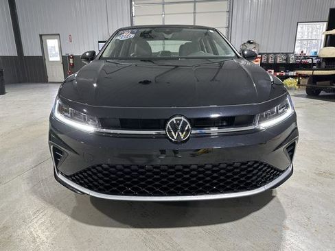 Certified 2025 Volkswagen Jetta SE image 2