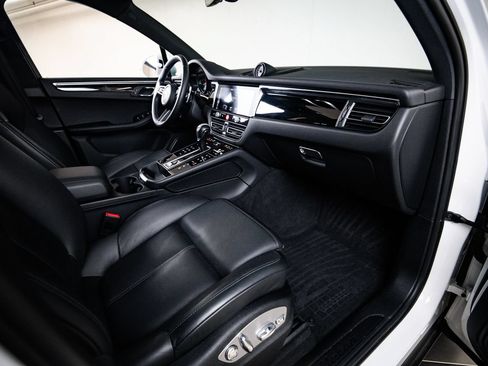 Certified 2023 Porsche Macan AWD/4WD image 28