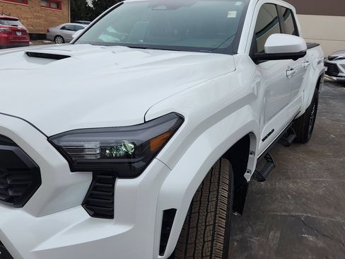 Used 2024 Toyota Tacoma TRD Sport image 9