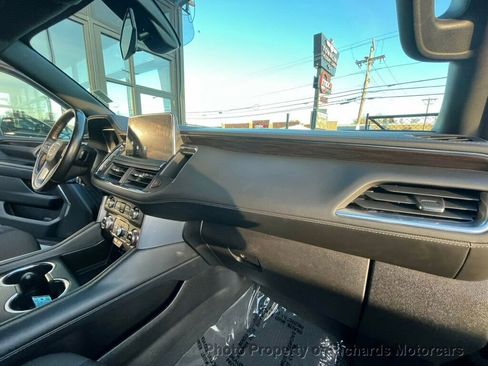 Used 2022 GMC Yukon XL SLE image 25