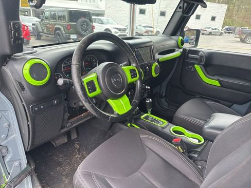 Used 2015 Jeep Wrangler Unlimited Rubicon AWD/4WD image 10