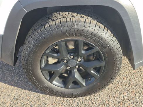 Used 2017 Jeep Cherokee Trailhawk w/ Comfort/Convenience Group image 17