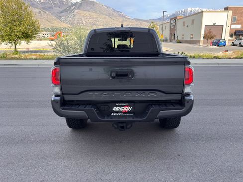 Used 2022 Toyota Tacoma TRD Off-Road w/ Technology Package image 9