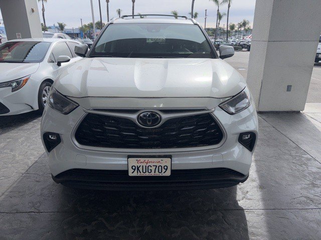 Used 2024 Toyota Highlander XLE FWD image 2