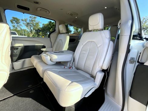Used 2019 Chrysler Pacifica Touring-L Plus FWD image 25