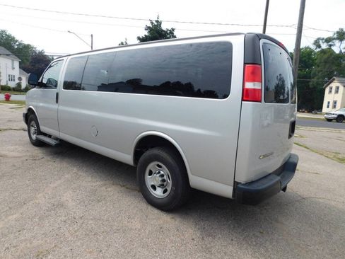 Used 2021 Chevrolet Express 3500 LS RWD image 3