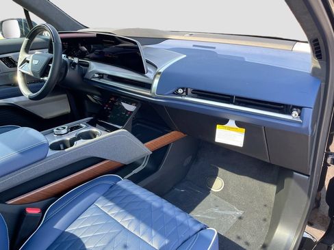 New 2026 Cadillac Vistiq Premium Luxury w/ LPO, Floor Liner Package AWD/4WD image 32