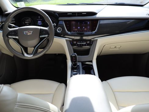 Used 2022 Cadillac XT6 Premium Luxury w/ Technology Package FWD image 23