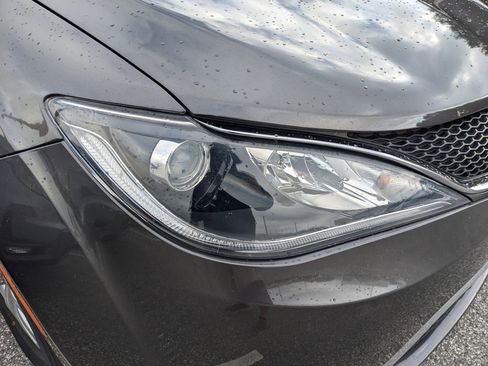 Used 2019 Chrysler Pacifica Touring-L image 16