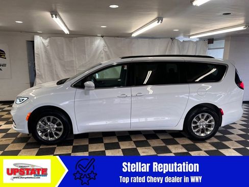 Used 2022 Chrysler Pacifica Touring-L image 6