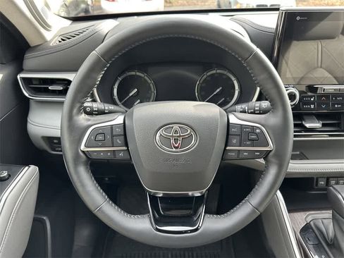 Used 2021 Toyota Highlander Platinum image 16