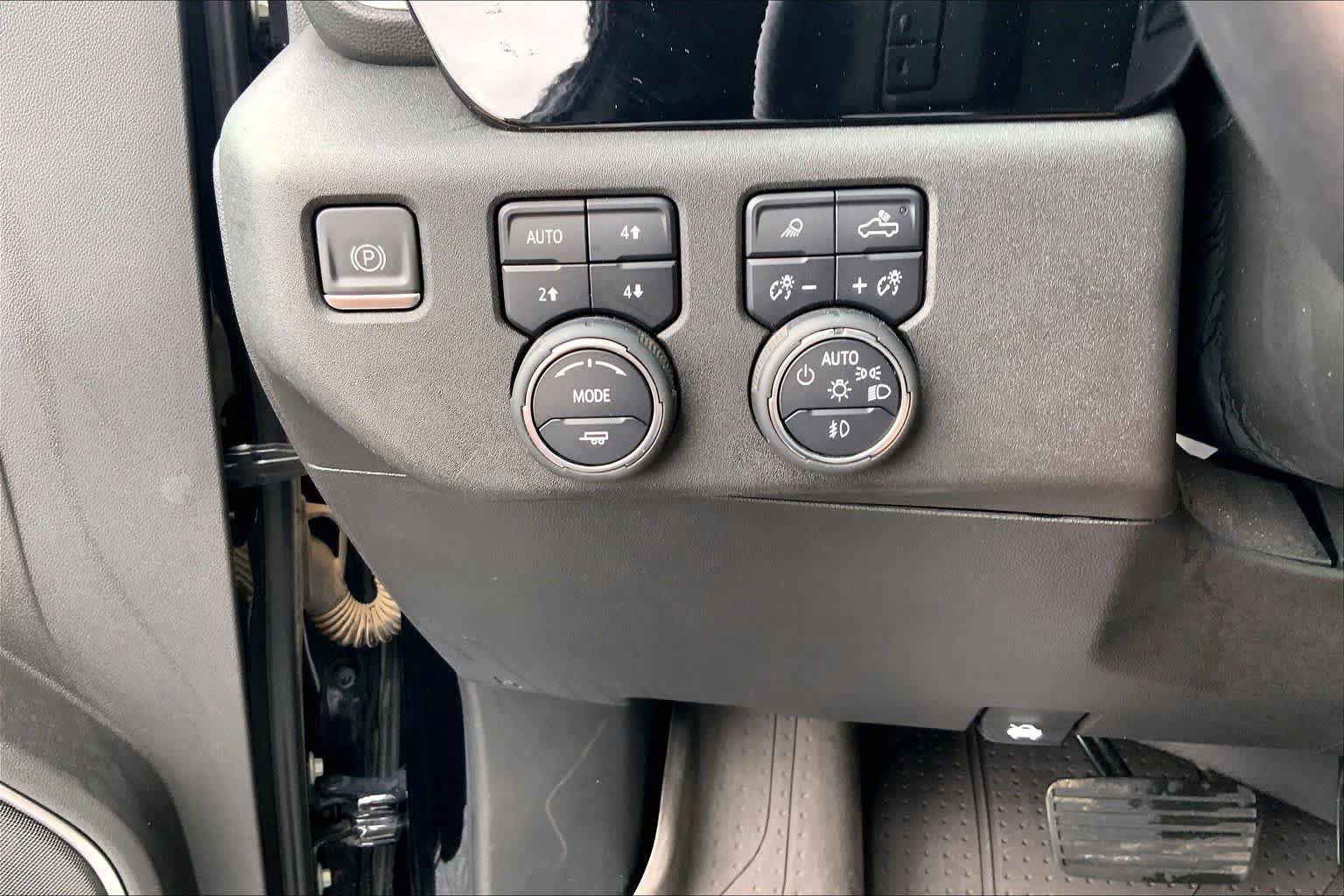 Used 2022 Chevrolet Silverado 1500 LTZ w/ Z71 Off-Road Package AWD/4WD image 36