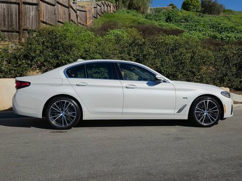 Used 2023 BMW 530e w/ Premium Package image 4