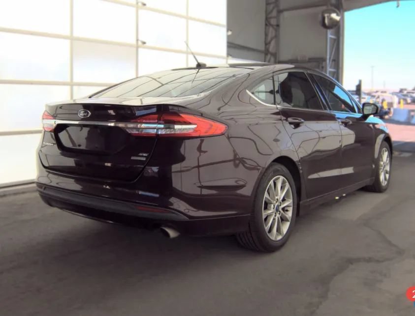 Used 2017 Ford Fusion SE w/ Fusion SE Technology Package FWD image 2