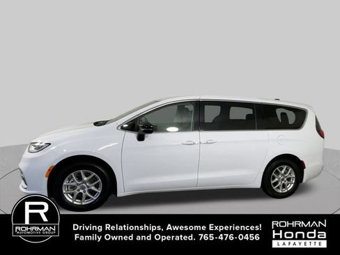 Used 2024 Chrysler Pacifica Touring-L FWD image 5