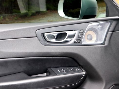 Used 2018 Volvo XC60 T8 R-Design w/ Convenience Package image 10