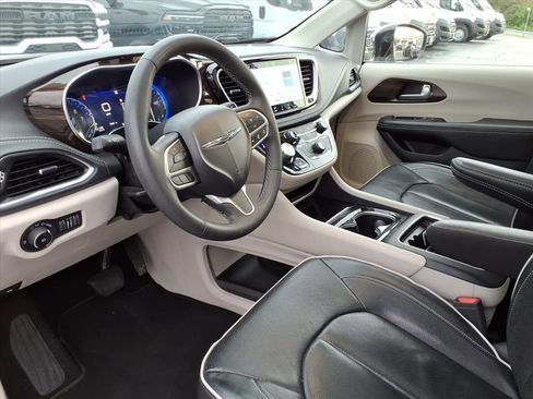 Certified 2023 Chrysler Pacifica Limited FWD image 8