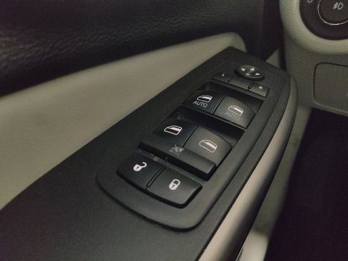Used 2019 Jeep Cherokee Limited w/ Technology Group FWD image 27