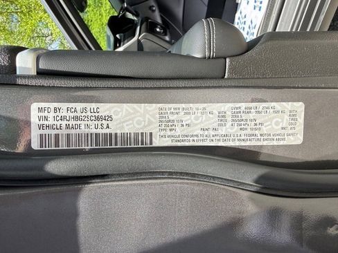 Used 2025 Jeep Grand Cherokee Limited w/ Luxury Tech Group II image 35