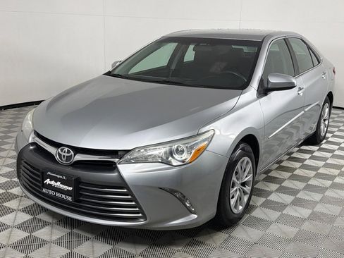 Used 2015 Toyota Camry LE image 10