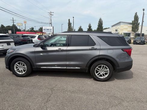 Used 2025 Ford Explorer Active AWD/4WD image 3