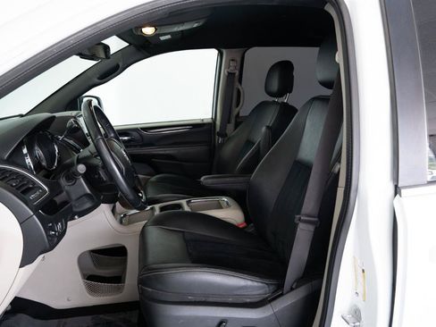 Used 2016 Dodge Grand Caravan SXT FWD image 8