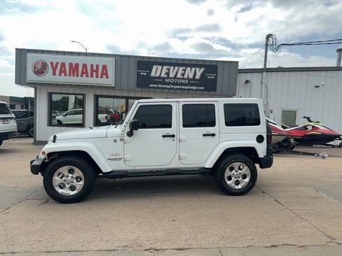 Used 2015 Jeep Wrangler Unlimited Sahara w/ Connectivity Group AWD/4WD image 1