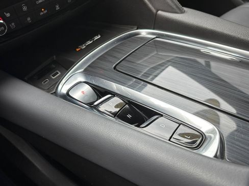 Used 2024 Buick Enclave Premium image 32