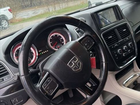 Used 2019 Dodge Grand Caravan SXT image 8