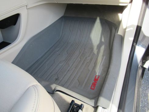 Used 2021 GMC Acadia Denali w/ Denali Technology Package FWD image 34