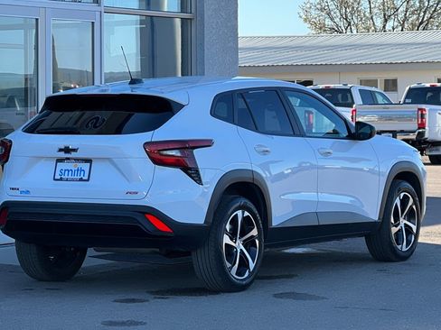 Used 2024 Chevrolet Trax RS w/ Sunroof Package image 4