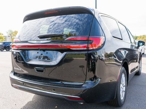 New 2026 Chrysler Pacifica Select image 5
