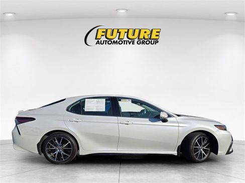 Used 2023 Toyota Camry XSE image 3